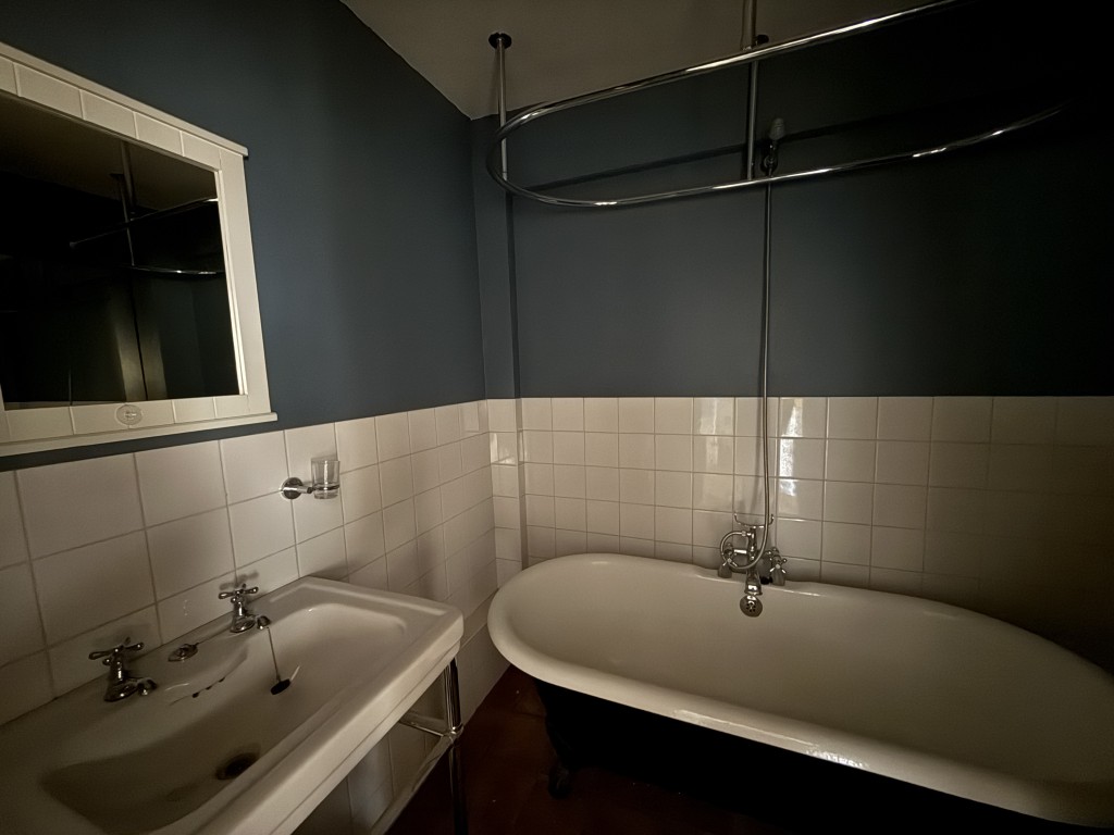 Lot: 134 - HOUSE FOR IMPROVEMENT WITH EXTENSIVE GARDEN - Bathroom
